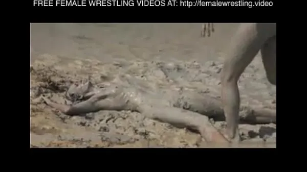 Girls wrestling in the mud Klip terbaik besar
