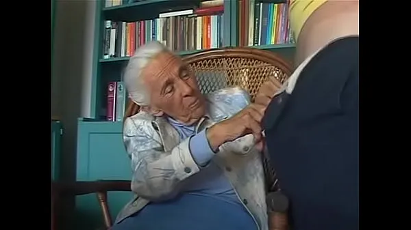 92-years old granny sucking grandson Klip terbaik besar