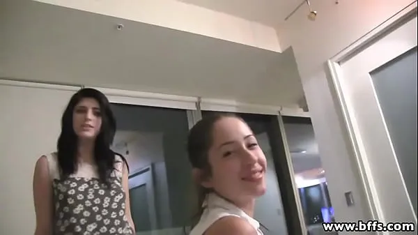 빅 Adorable teen girls pajama party and one of the girls with glasses gets her pussy pounded by her friend wearing strapon dildo 최고의 클립