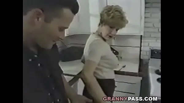 Veliki Granny Fucks Young Dick In The Kitchen najboljši posnetki