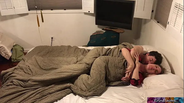 Stepson and stepmom get in bed together and fuck while visiting family - Erin Electra Klip terbaik besar