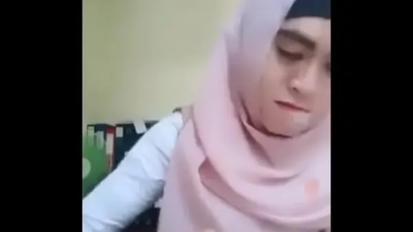 Indonesian girl with hood showing tits Klip terbaik besar