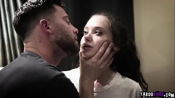 Velké Teen Gia Paige is close to crying while she gets double penetrated nejlepší klipy