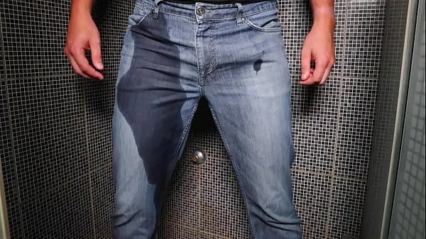 빅 Guy pee inside his jeans and cumshot on end 최고의 클립