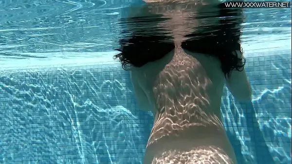 Store Super cute hot teen underwater in the pool naked beste klipp