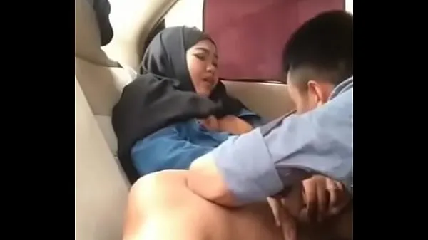 Isot Hijab girl in car with boyfriend parhaat leikkeet