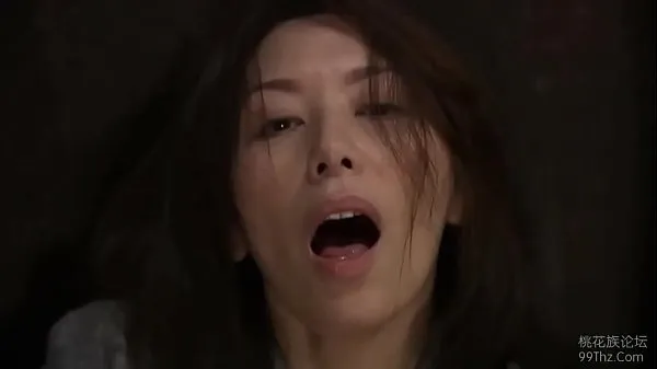 Japanese wife masturbating when catching two strangers Klip terbaik besar