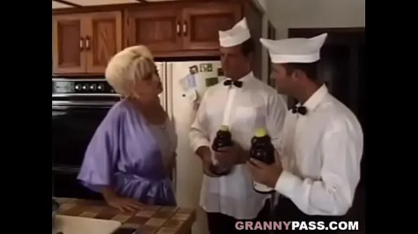 Grote Granny Almost Dies In DP beste clips
