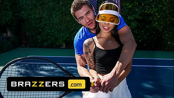 Xander Corvus) Massages (Gina Valentinas) Foot To Ease Her Pain They End Up Fucking - Brazzers Klip terbaik besar