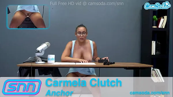 Stora Camsoda News Network Reporter reads out news as she rides the sybian bästa klippen