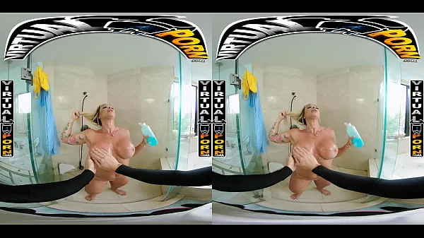 Veliki Busty Blonde MILF Robbin Banx Seduces Step Son In Shower najboljši posnetki