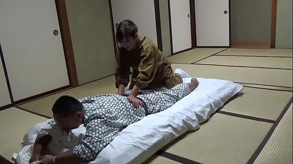 Seducing a Waitress Who Came to Lay Out a Futon at a Hot Spring Inn and Had Sex With Her! The Whole Thing Was Secretly Caught on Camera in the Room أفضل المقاطع الكبيرة