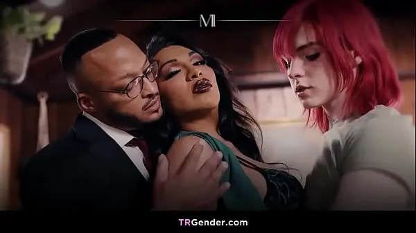 Veliki Hot mixed gender threesome with Jean Hollywood and Jessy Dubai najboljši posnetki