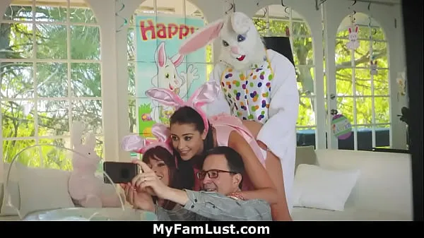 Veliki Stepbro in Bunny Costume Fucks His Horny Stepsister on Easter Celebration - Avi Love najboljši posnetki