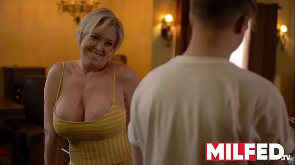Mother-in-law Seduces him with her HUGE Tits (Dee Williams) — MILFED Klip terbaik besar