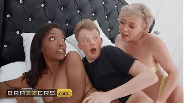 Grandes Dee Williams se mete en un poco de sexo furtivo con Jimmy antes de que su hijastra se una para un trío - Brazzers mejores clips