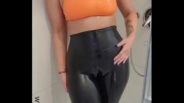 Nagy Big Ass MILF Showing Off Her Curvy Body in Shower legjobb klipek