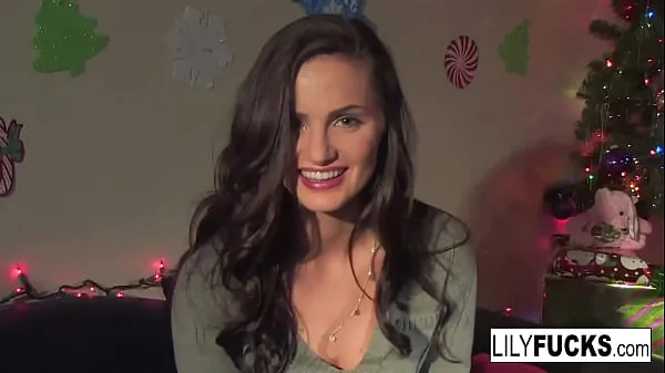 Gros Lily nous raconte ses vœux de Noël excitants avant de se satisfaire dans les deux trous meilleurs clips