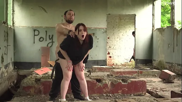 Nagy Bull cums in cuckold wife on an abandoned building legjobb klipek