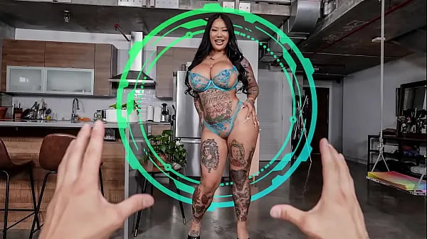 Gros SEX SELECTOR - La déesse asiatique courbée et tatouée Connie Perignon est là pour jouer meilleurs clips