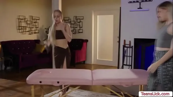 Teen masseuse enjoys licking her customers pussy Klip terbaik besar