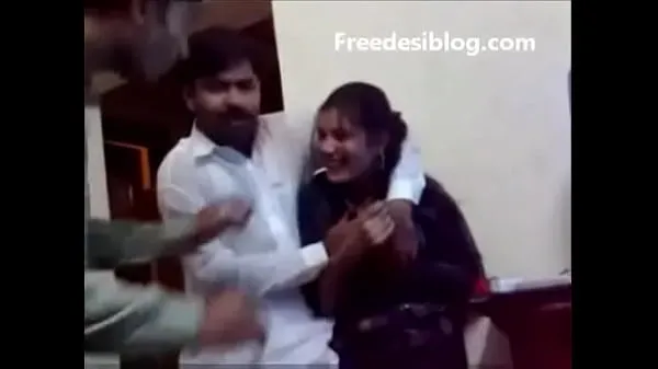 Pakistani Desi girl and boy enjoy in hostel room أفضل المقاطع الكبيرة